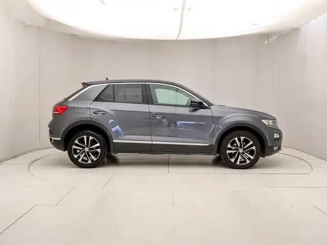 Volkswagen T-Roc view 3
