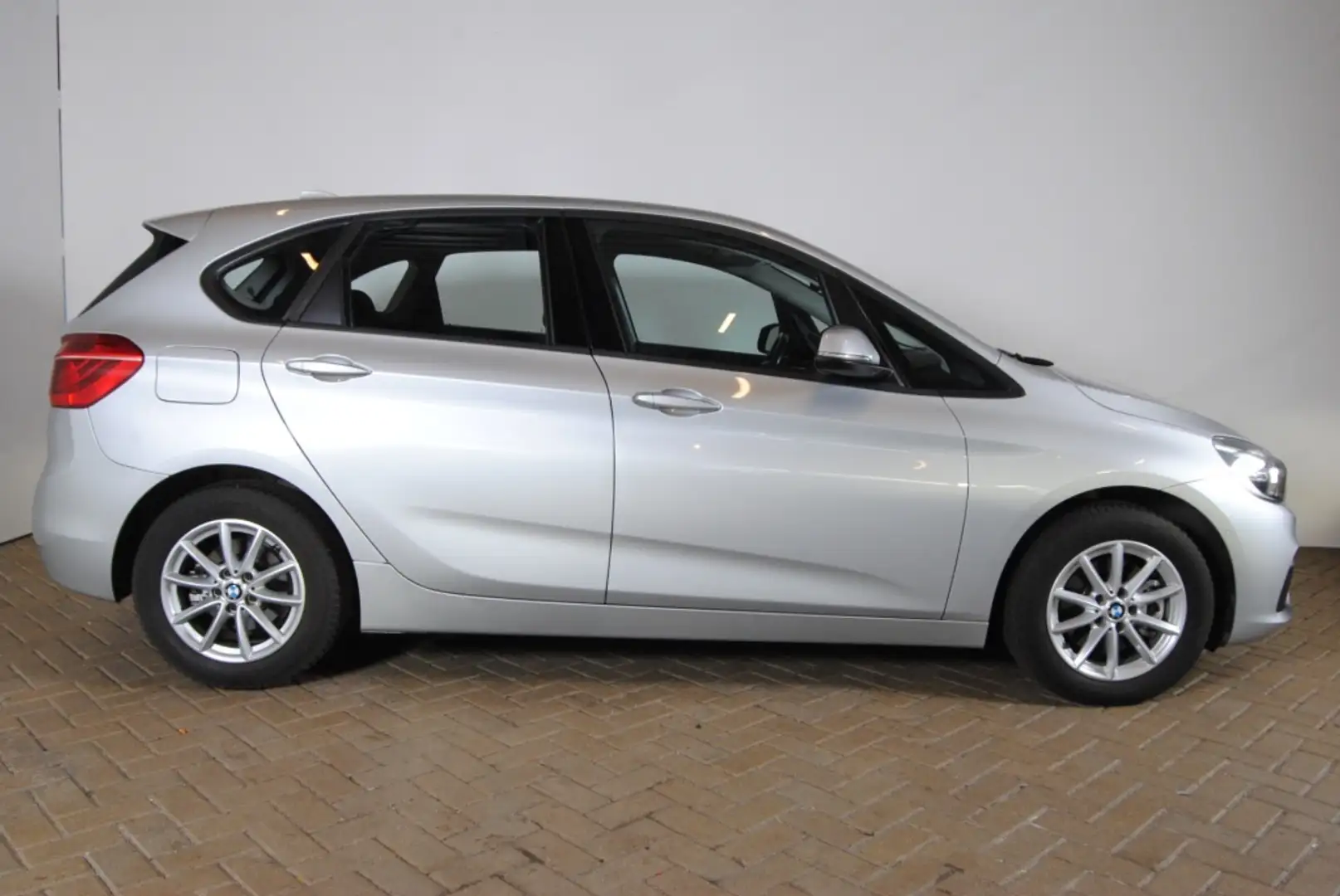BMW 218 2-serie Active Tourer 218i Essential Grau - 2