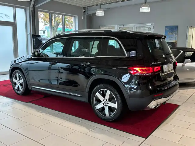 Mercedes-Benz GLB view 3