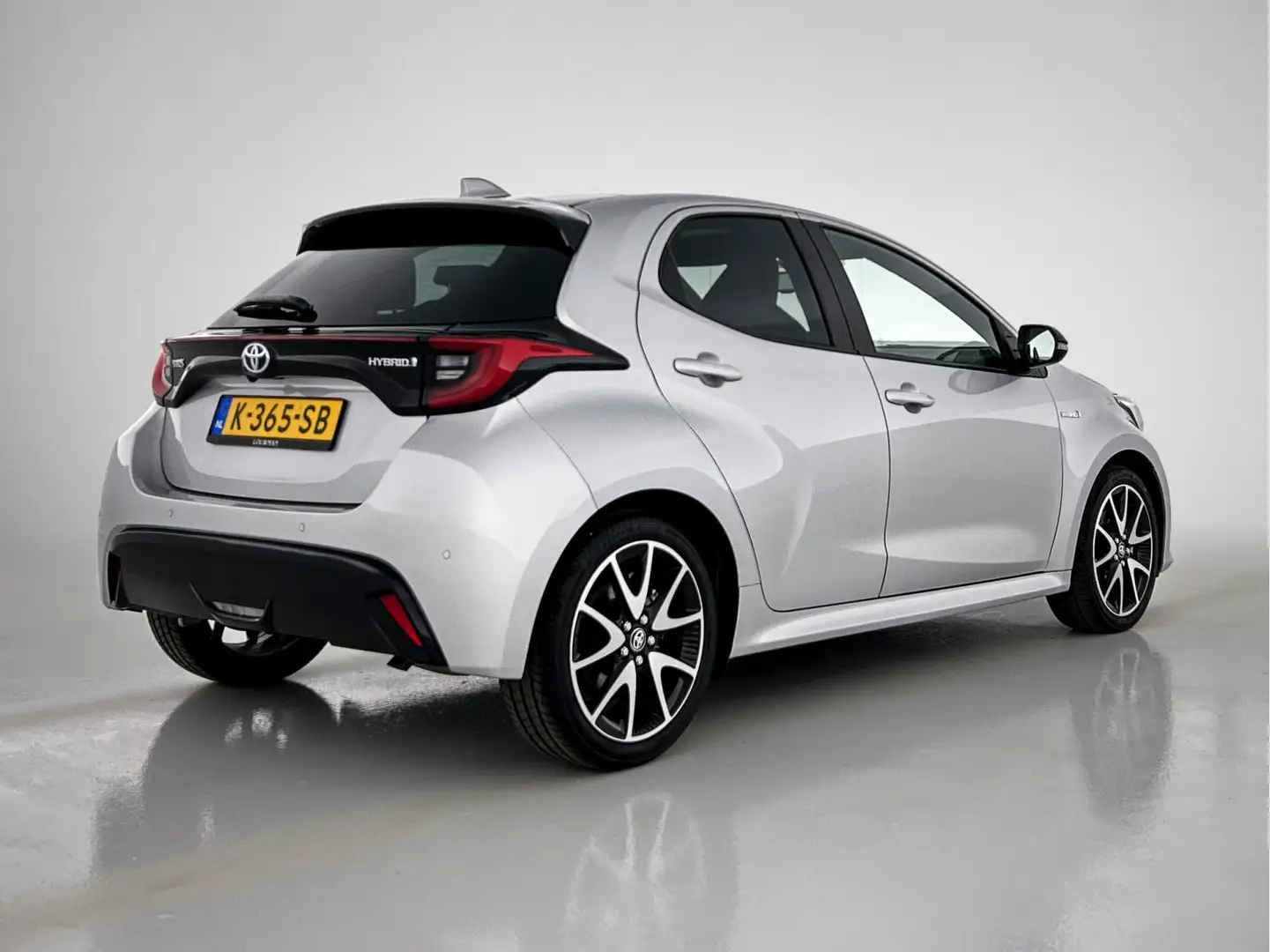 Toyota Yaris 1.5 Hybrid Executive Grigio - 2