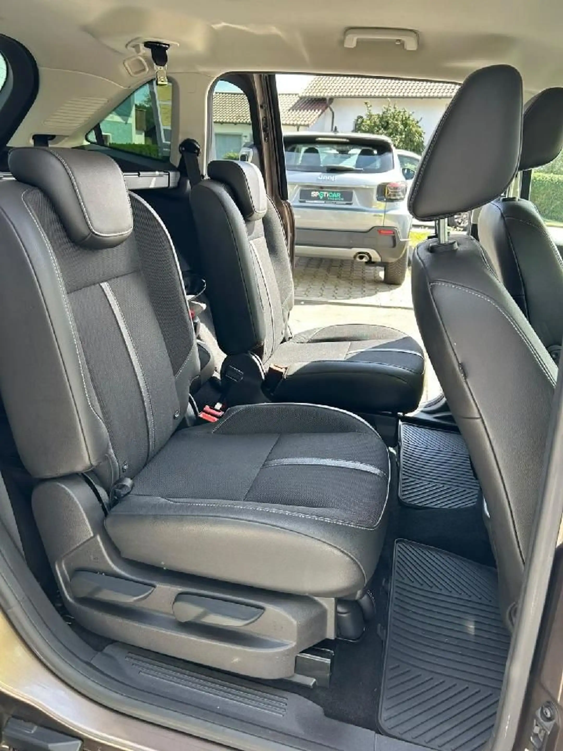 Ford Grand C-Max Grand C-MAX 1.5 Titanium **Winterpaket*Navi** — photo 13