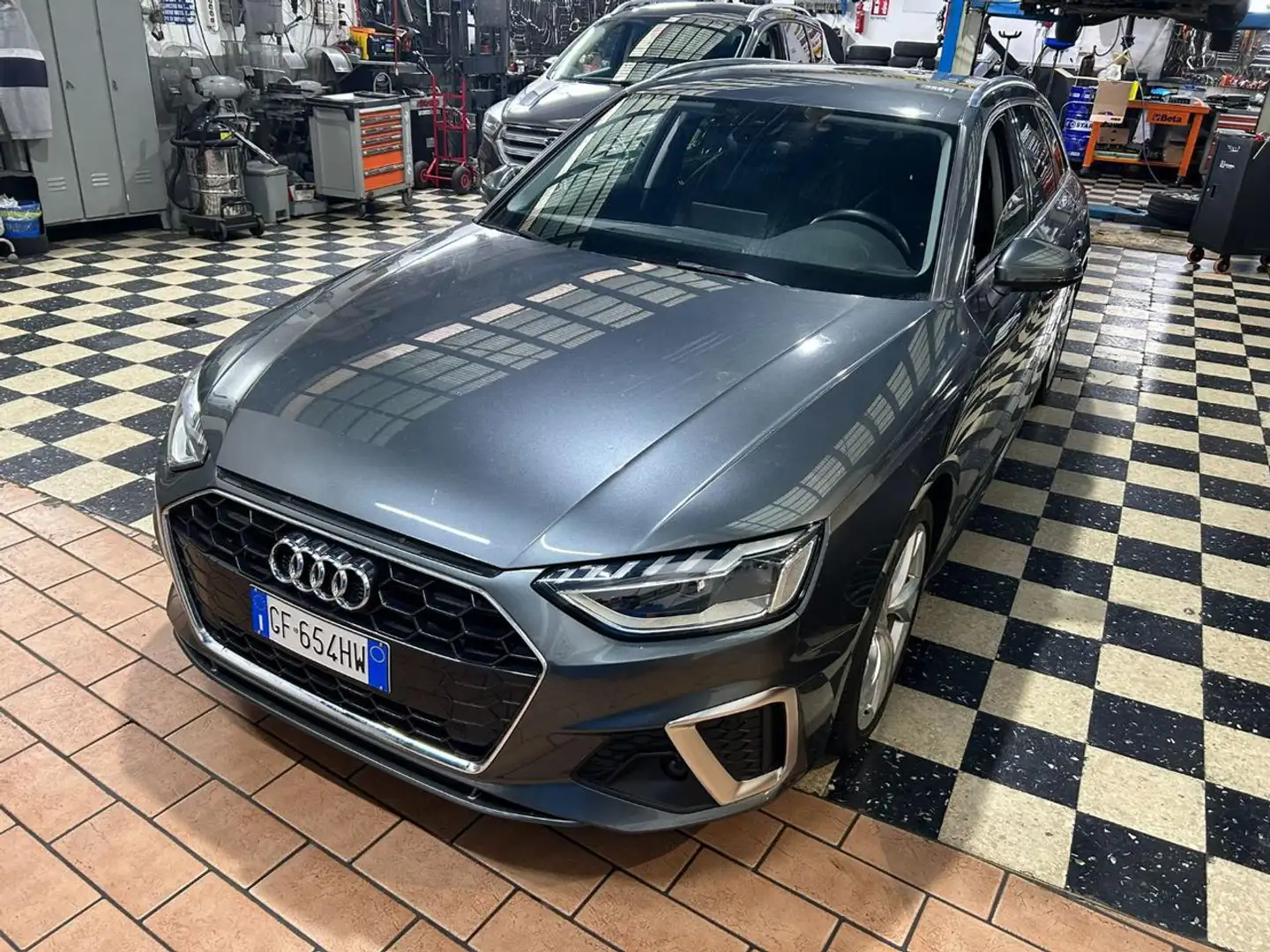 Audi A4 Avant 30 TDI 136 CV S tronic S line edition Grigio - 2