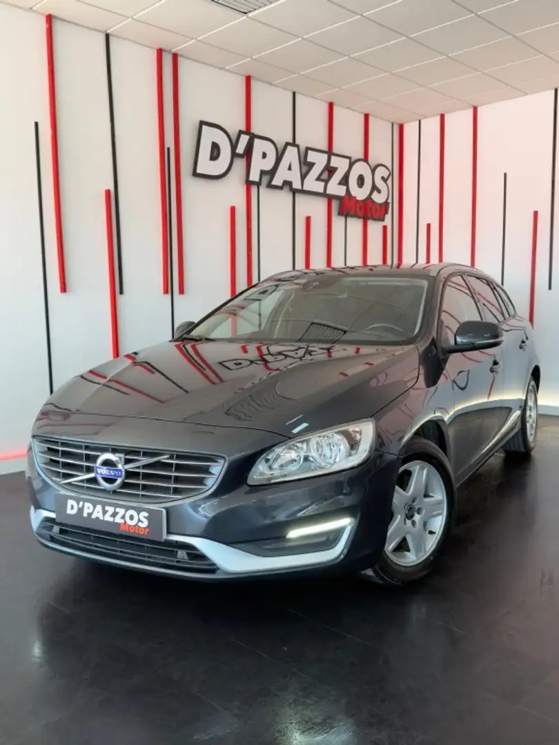 Volvo V60 D2 Momentum Gris - 1