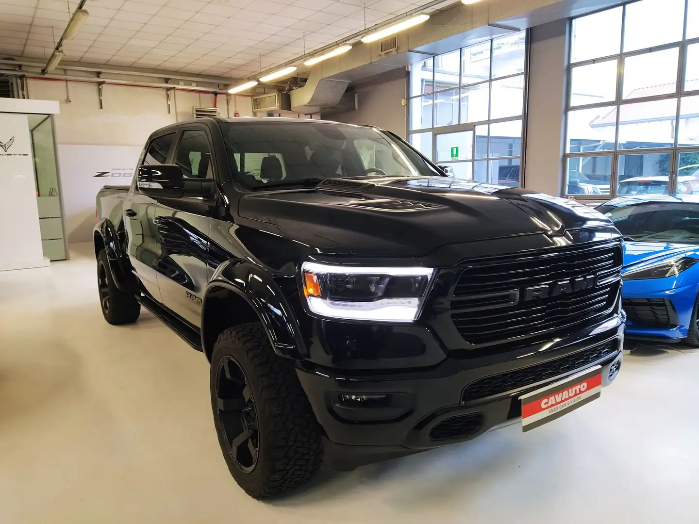 Dodge RAM LARAMIE 5.7L V8 crna - 1