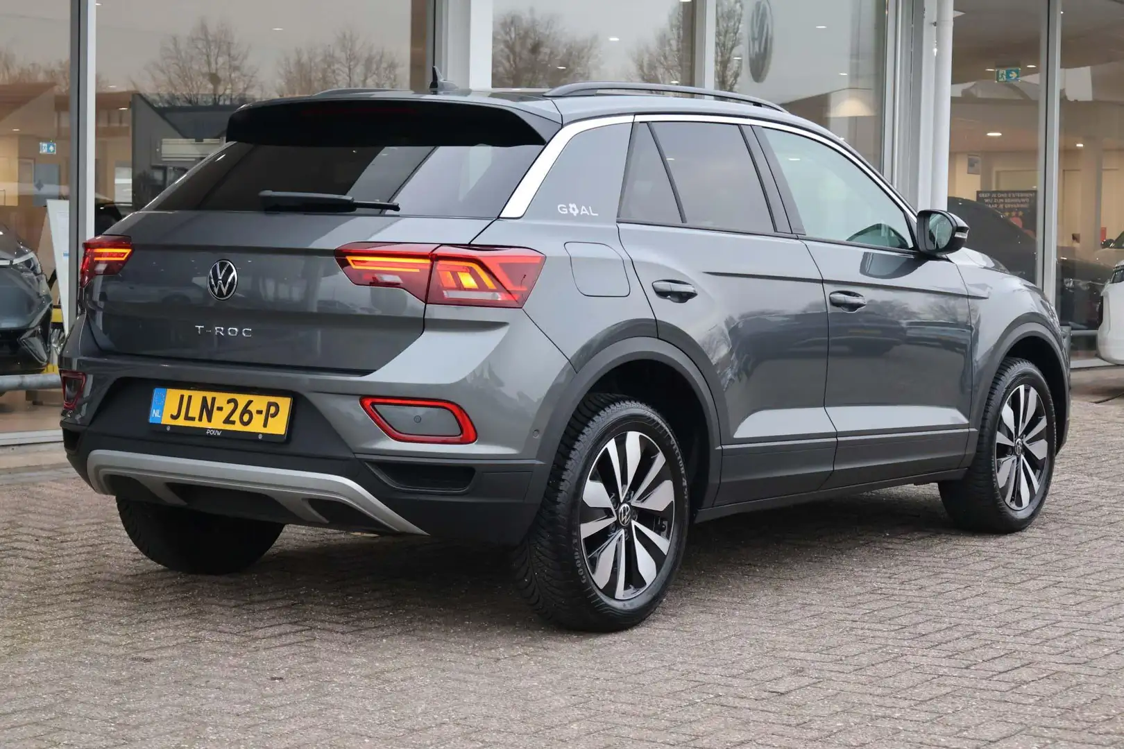Volkswagen T-Roc 1.0 TSI 115pk Life Edition | Navigatie | PDC | Sto Grau - 2