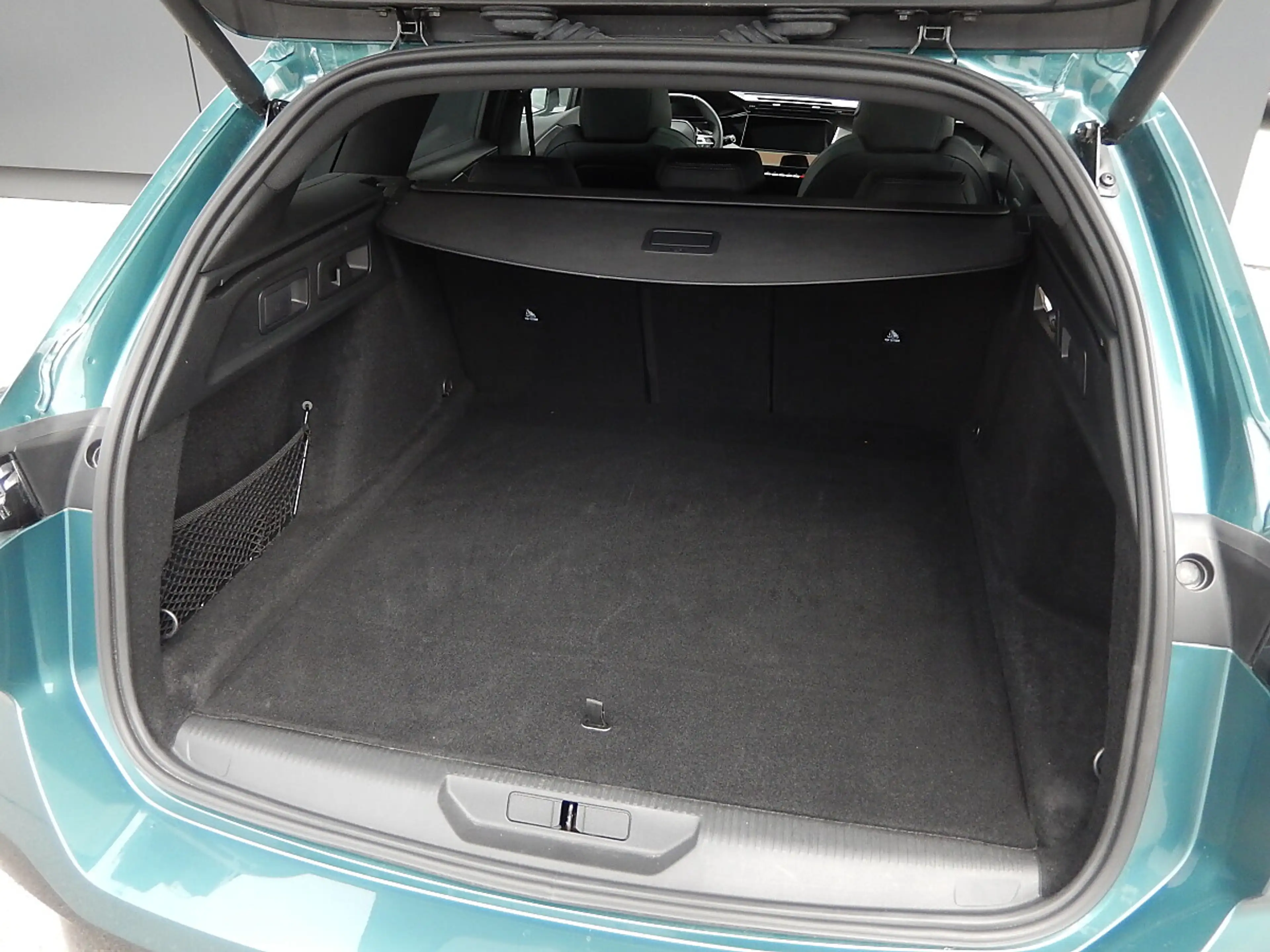 Peugeot 308 SW Hybrid 145 e-DSC6 GT — photo 21