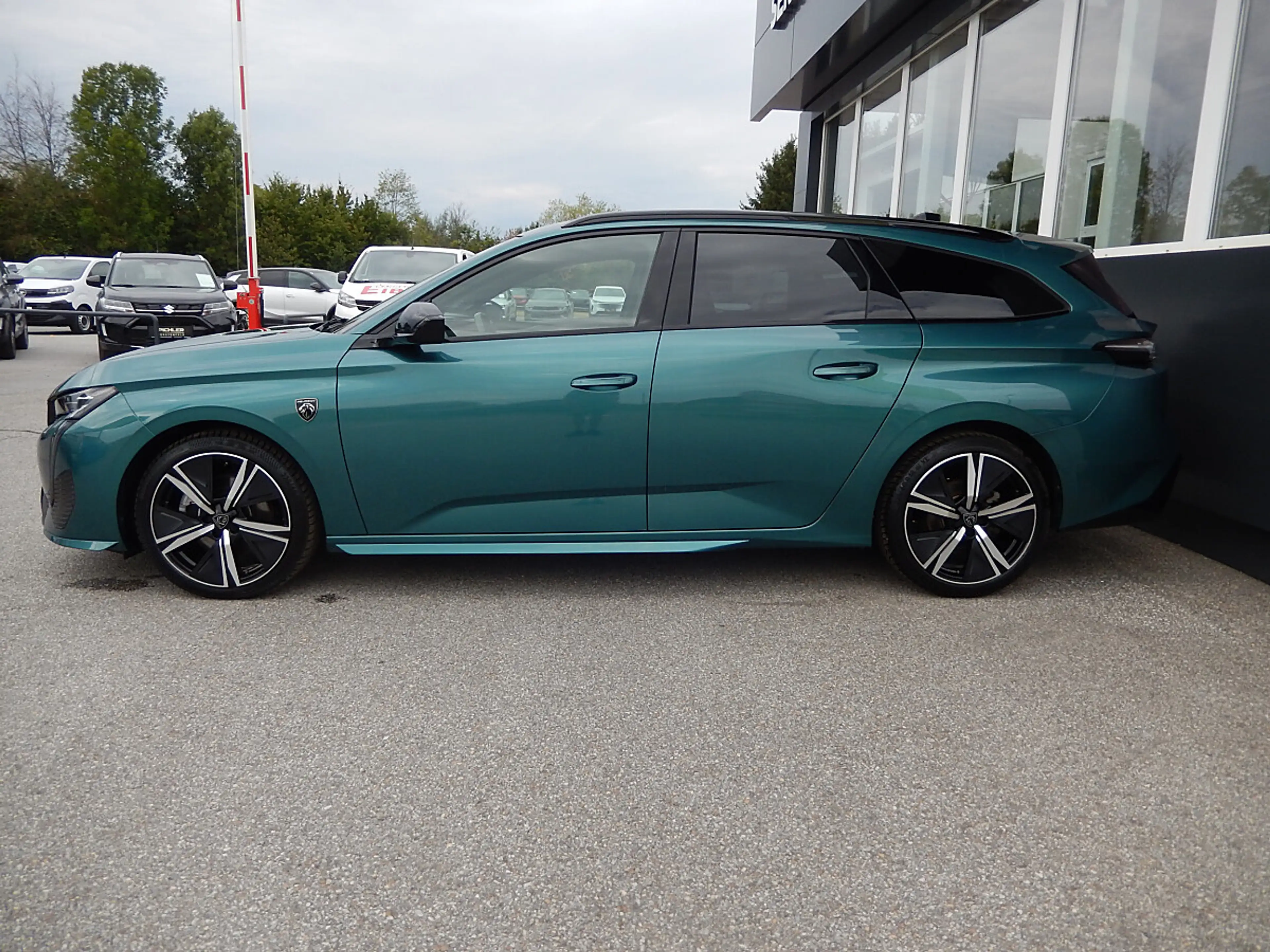 Peugeot 308 SW Hybrid 145 e-DSC6 GT — photo 4