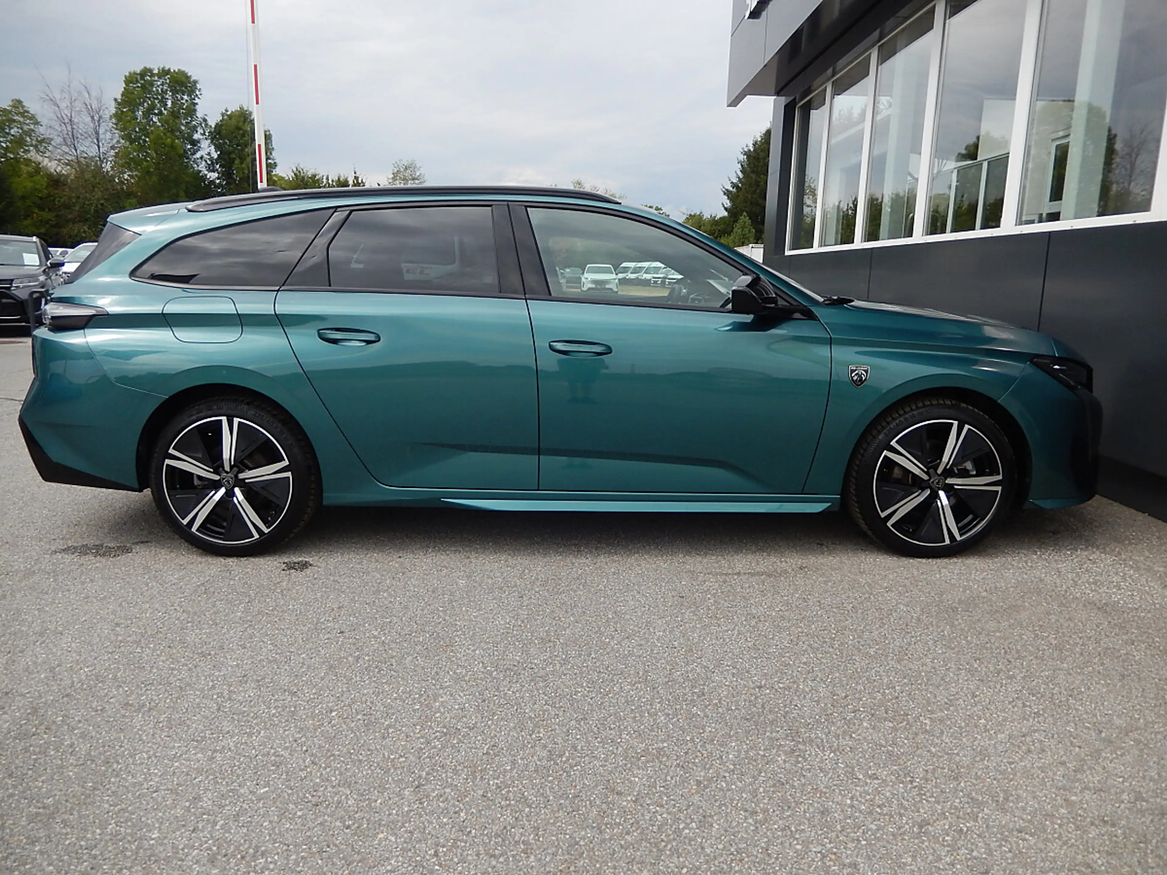 Peugeot 308 SW Hybrid 145 e-DSC6 GT — photo 5
