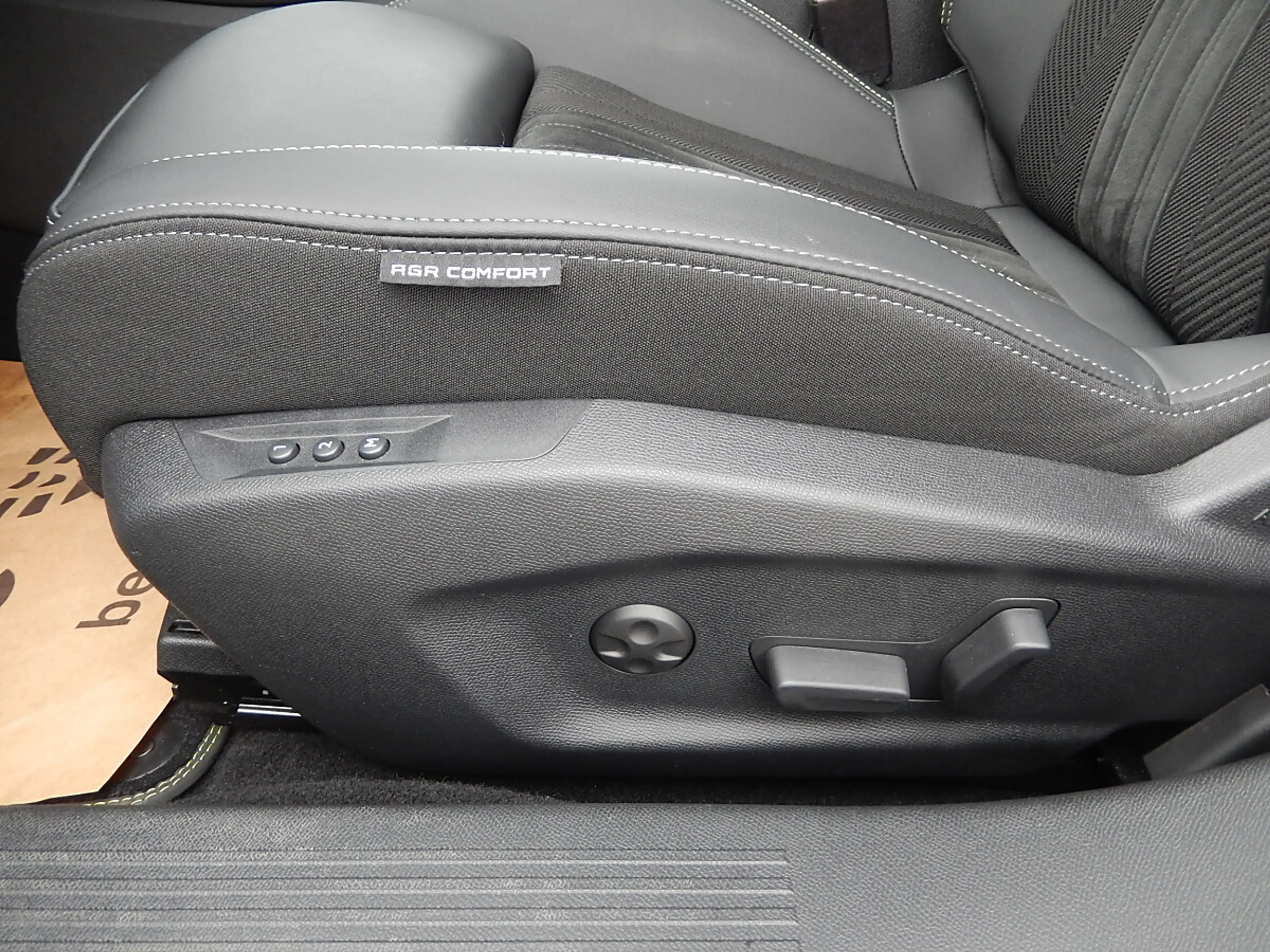 Peugeot 308 SW Hybrid 145 e-DSC6 GT — photo 11