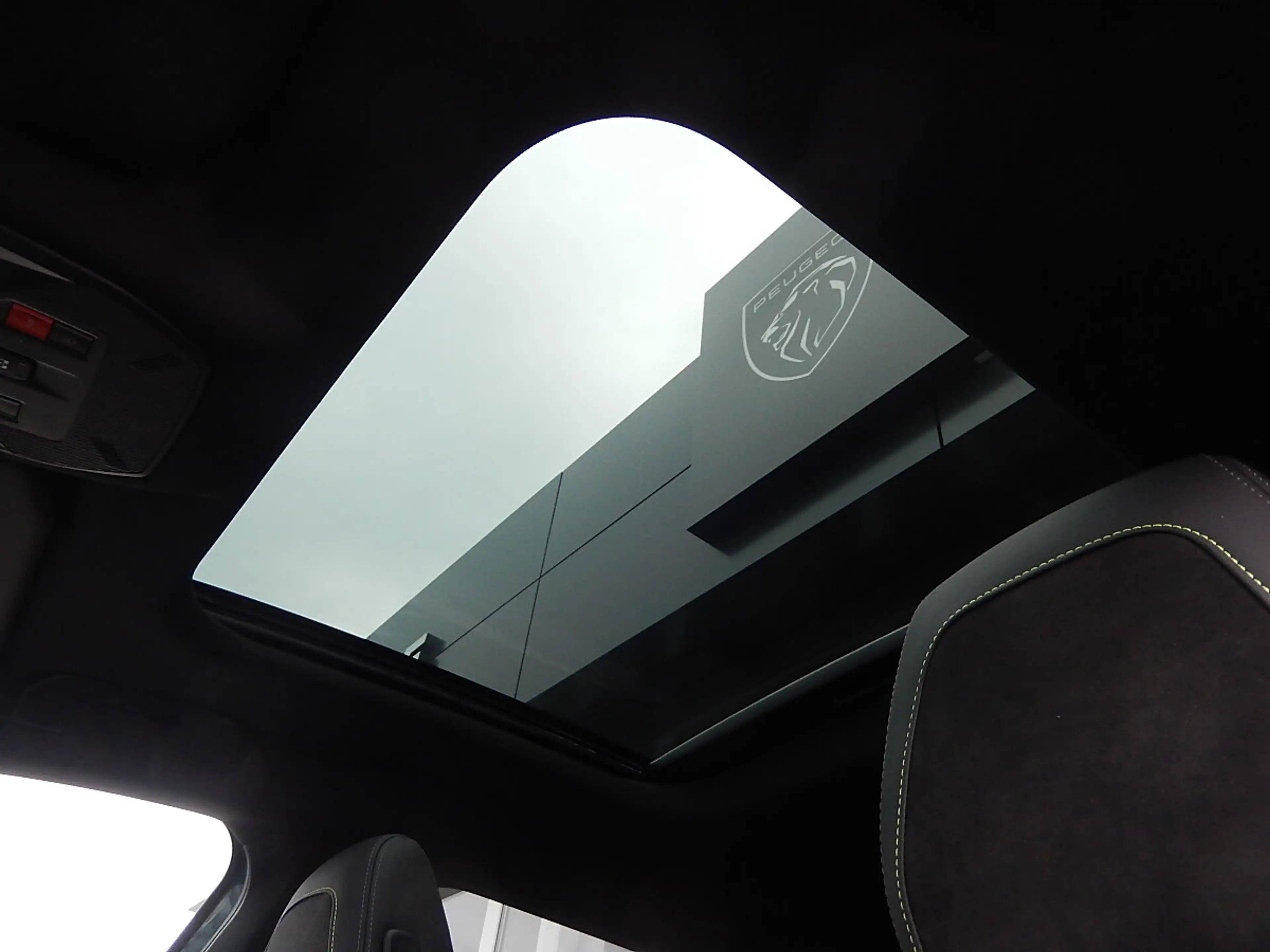Peugeot 308 SW Hybrid 145 e-DSC6 GT — photo 13
