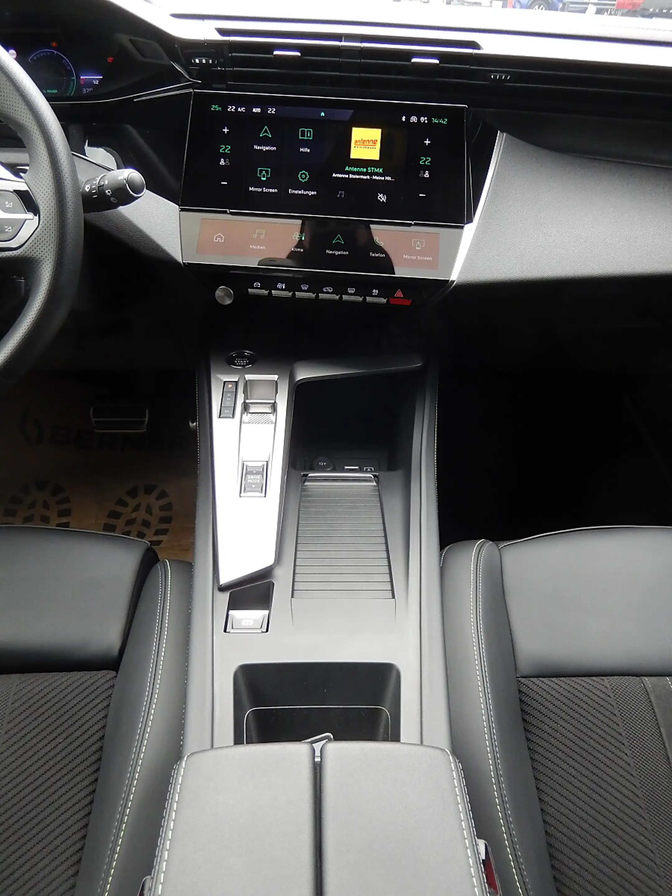 Peugeot 308 SW Hybrid 145 e-DSC6 GT — photo 19