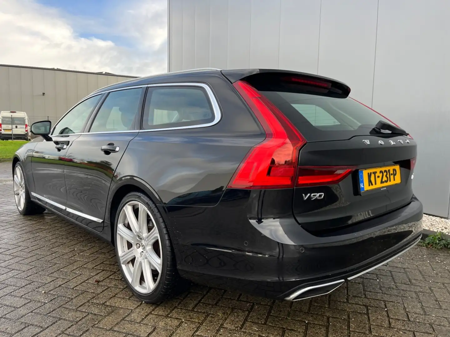 Volvo V90 2.0 D4 Inscription AUT Zwart - 2