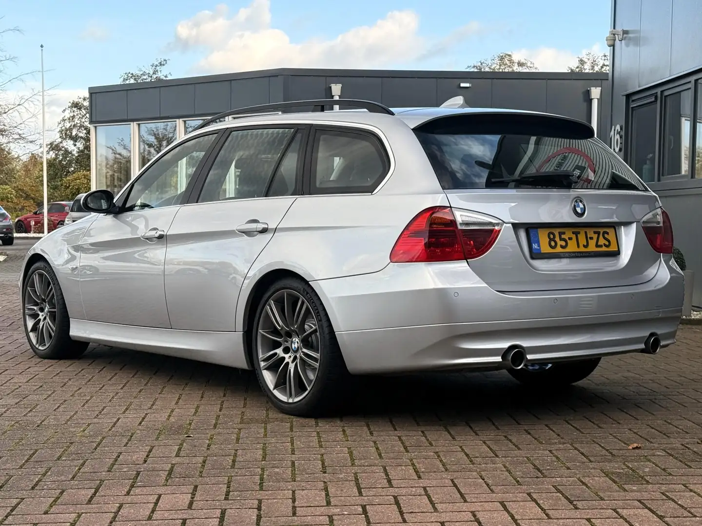 BMW 335 3-serie Touring 335i High Executive / NL-auto / OH Grijs - 2
