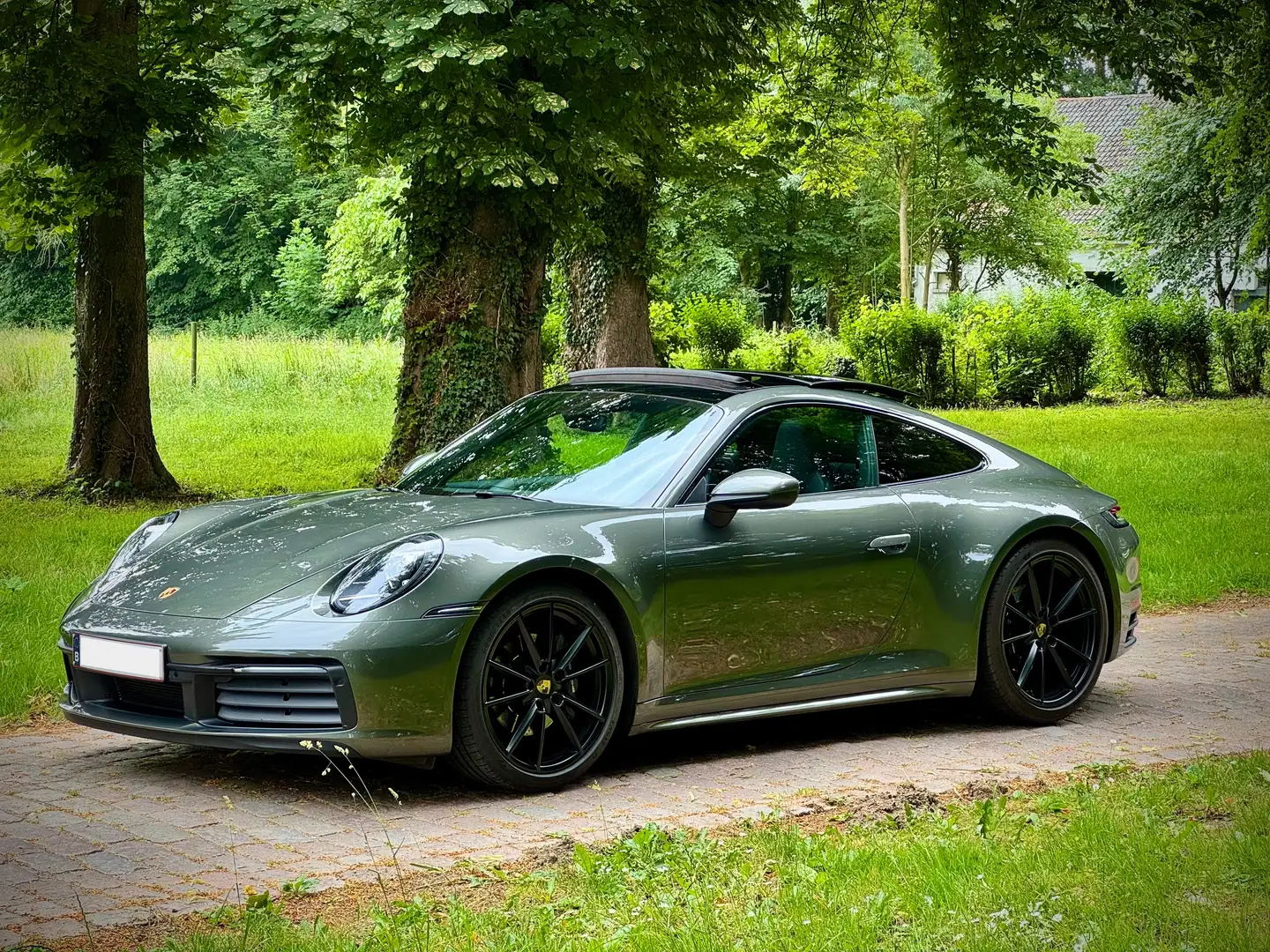 Porsche 992 Carrera / Aventurine Green / 21" / PDK / Sunroof Vert - 1