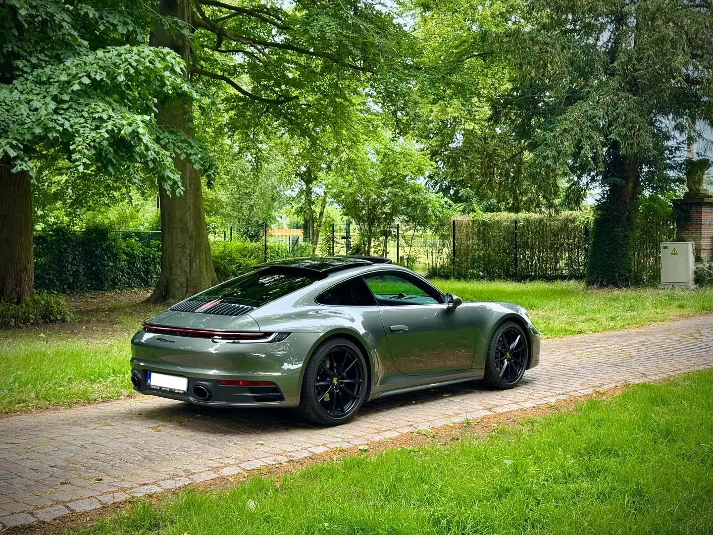 Porsche 992 Carrera / Aventurine Green / 21" / PDK / Sunroof Vert - 2