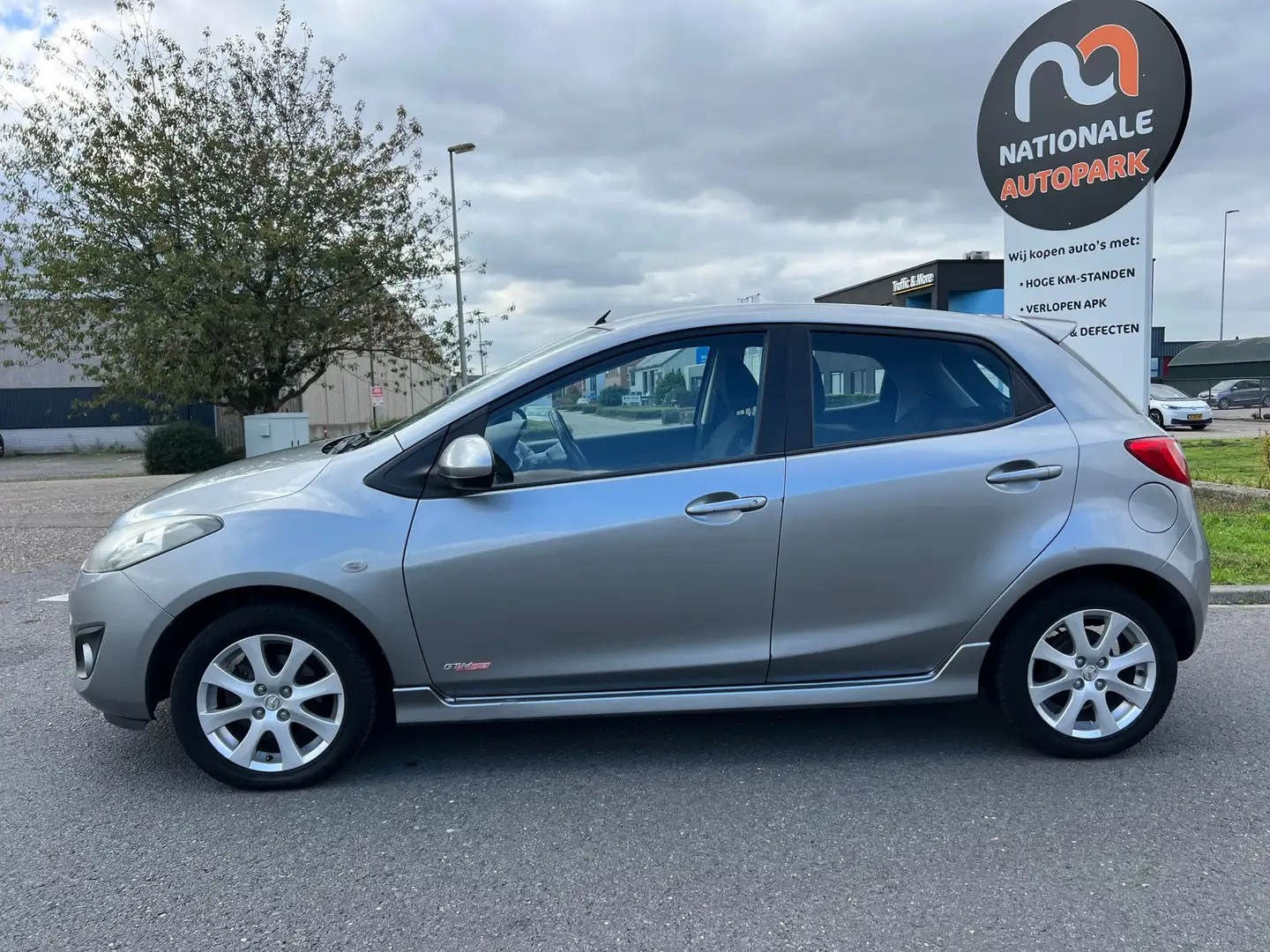 Mazda 2 1.3 BIFUEL GT-M Line * AIRCO * 5-DEURS * Grau - 2