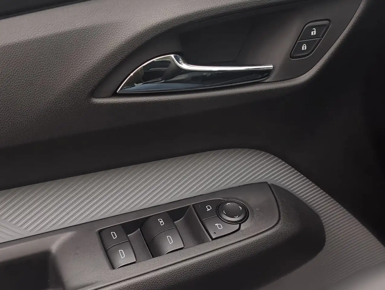 Chevrolet Bolt photo Chevrolet Bolt