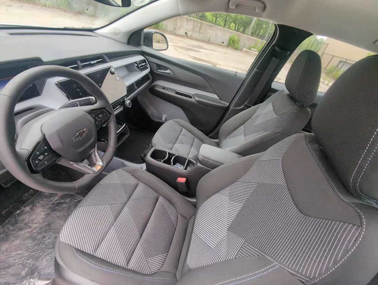 Chevrolet Bolt photo Chevrolet Bolt