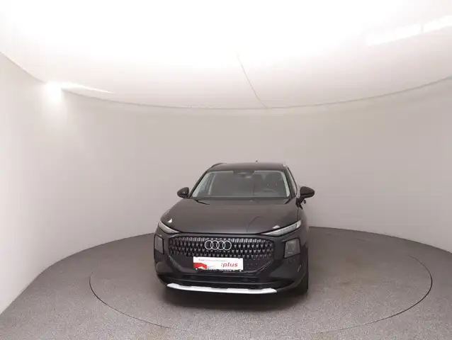 Audi Q3 view 3