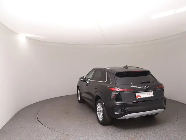 Audi Q3 view 5