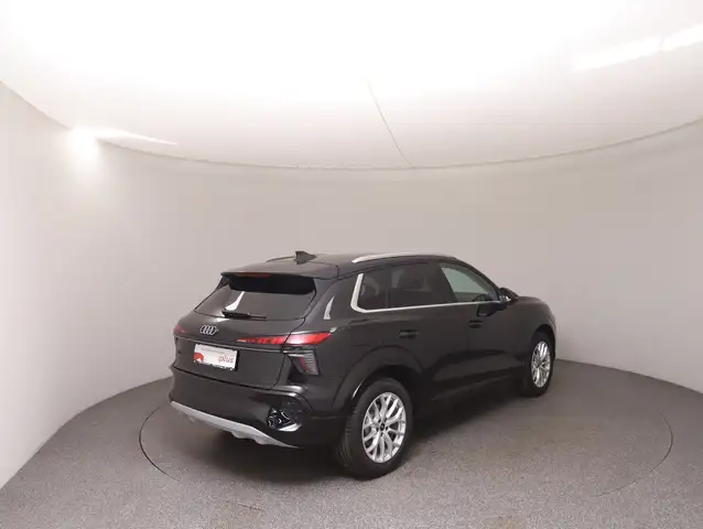 Audi Q3 view 4