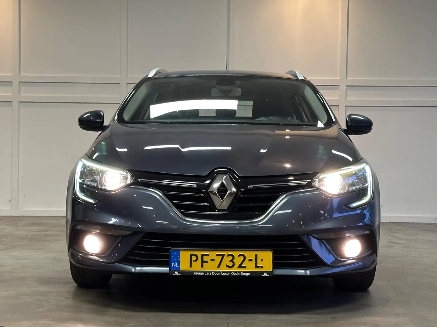 Renault Megane Estate 1.5 dCi Eco2 Zen / Navi / 2017 / Cruise / Grijs - 2