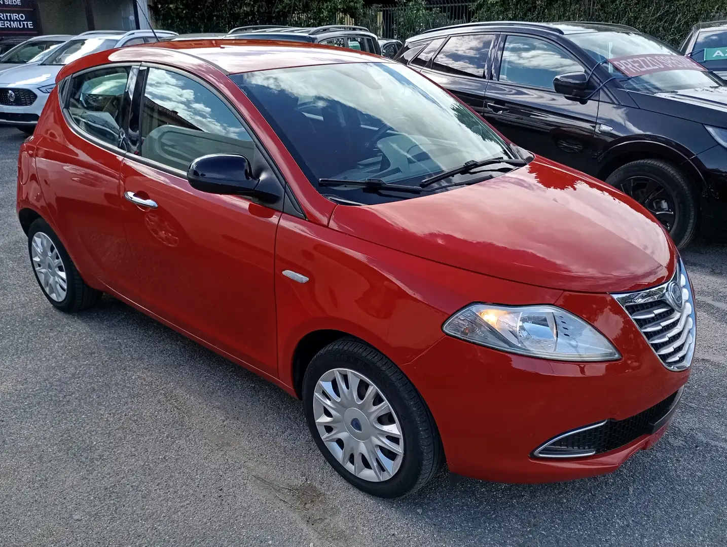 Lancia Ypsilon 5P 0.9 TwinAir 85CV Gold Aut. Rouge - 2