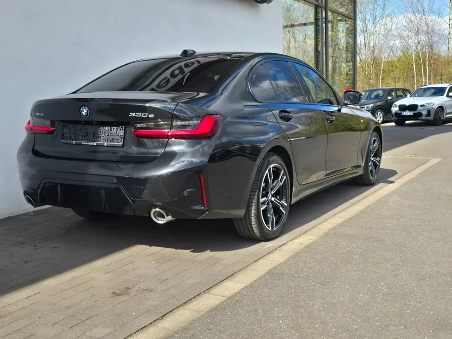 BMW 330 e xDrive M Sportpaket*Widesreen*Drivass*Sitzh Schwarz - 2