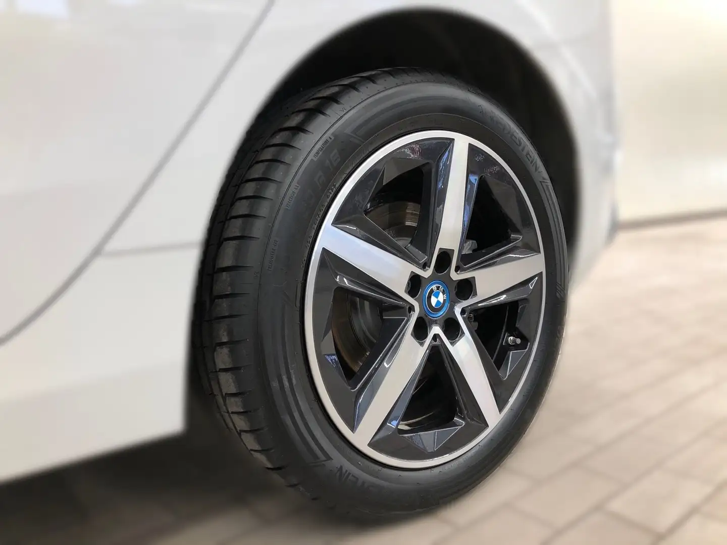 BMW 225 e xDrive Weiß - 2