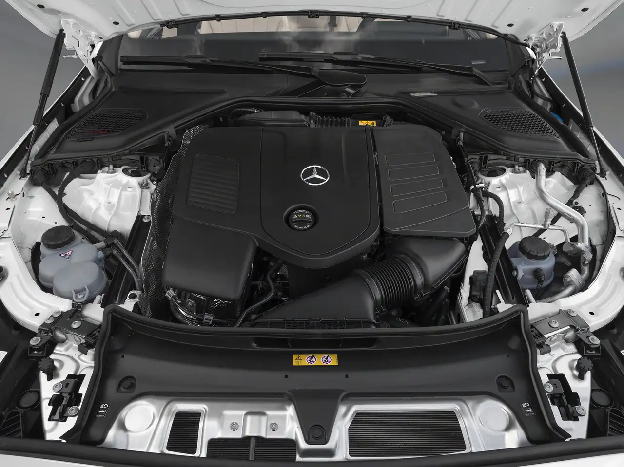 Mercedes-Benz E-Class снимка Mercedes-Benz E-Class