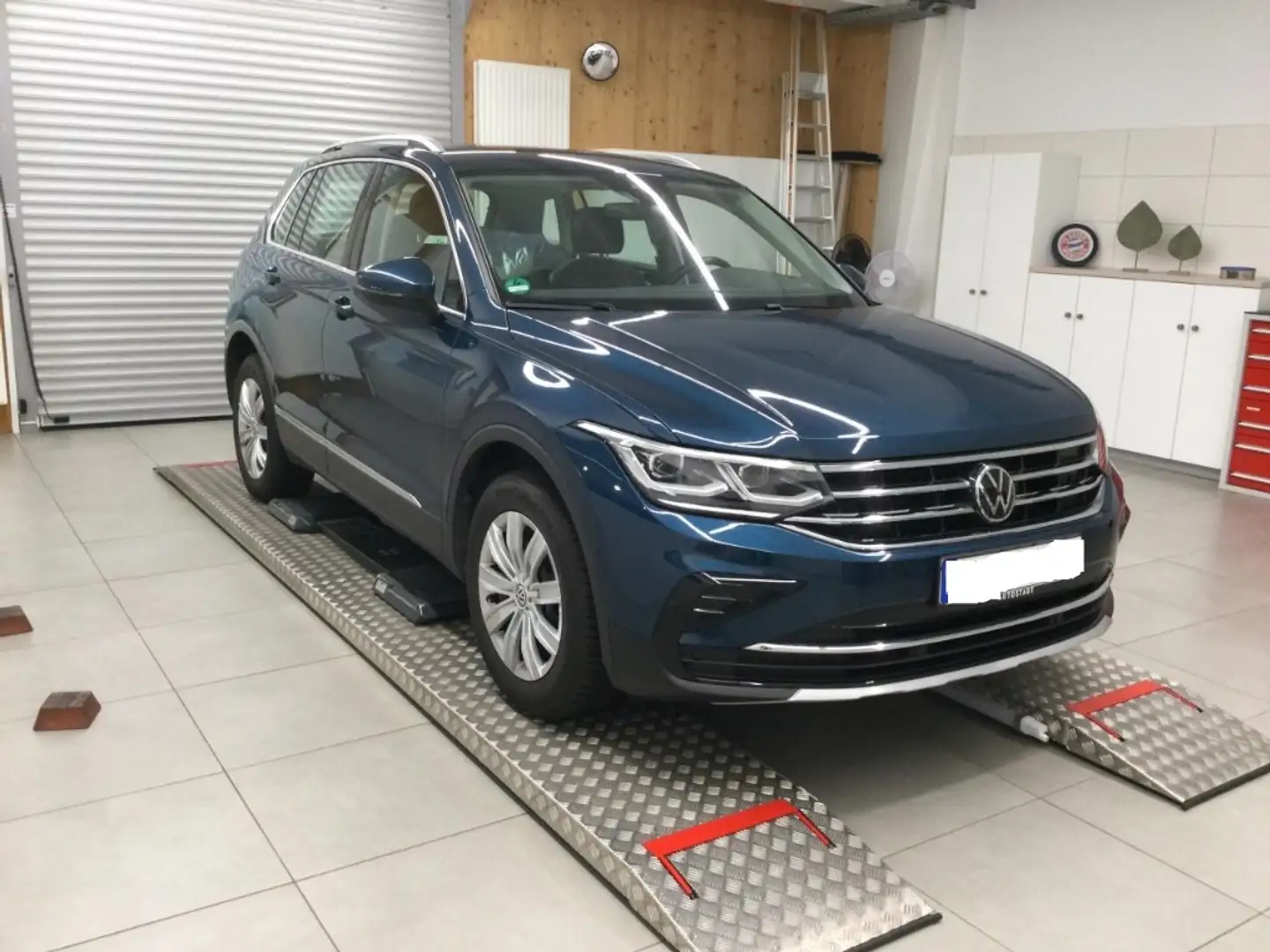 Volkswagen Tiguan Elegance PLUG-IN MATRIX AHK SHZ APP DAB+ Blau - 1