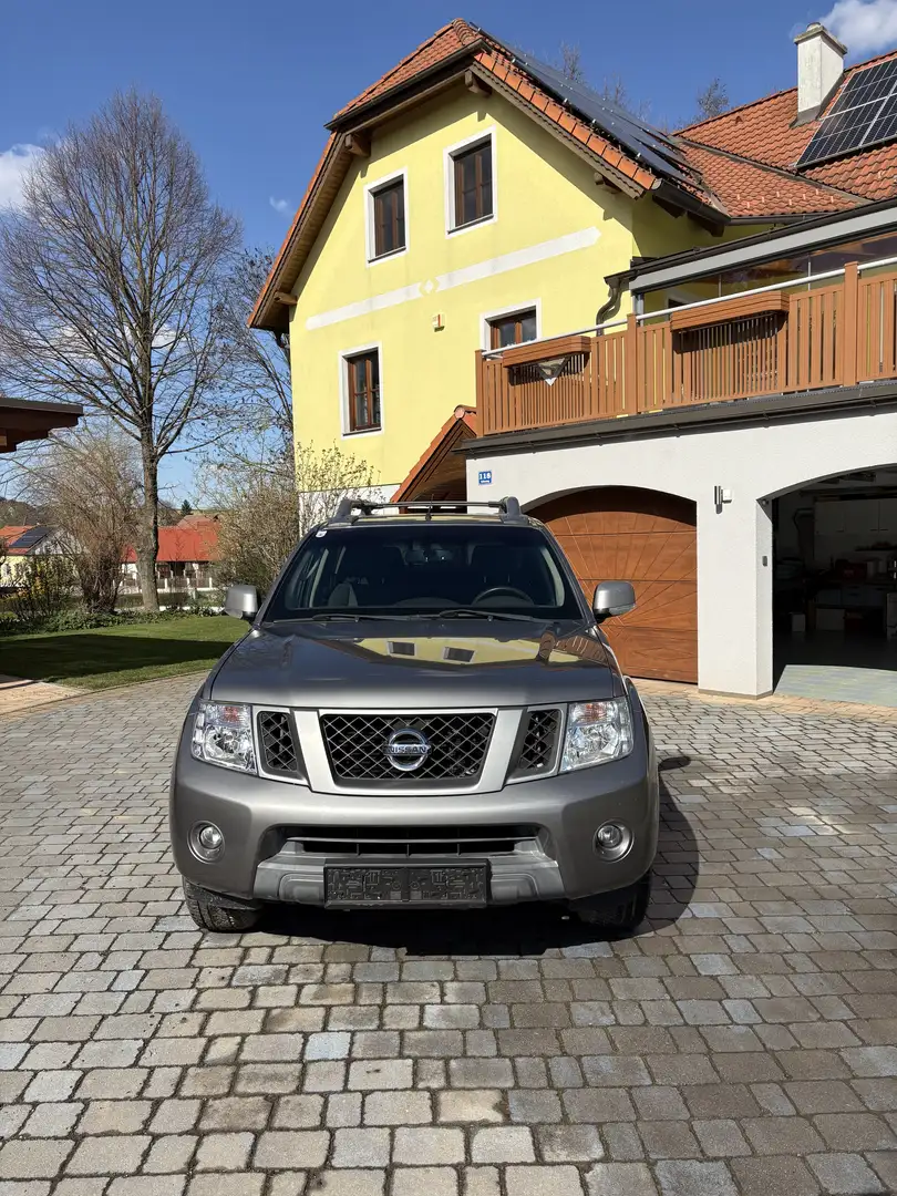 Nissan Navara Grau - 2