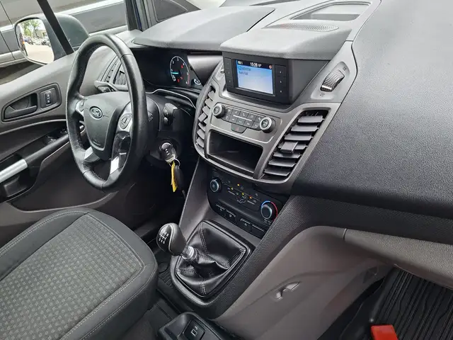 Ford Transit Connect view 3