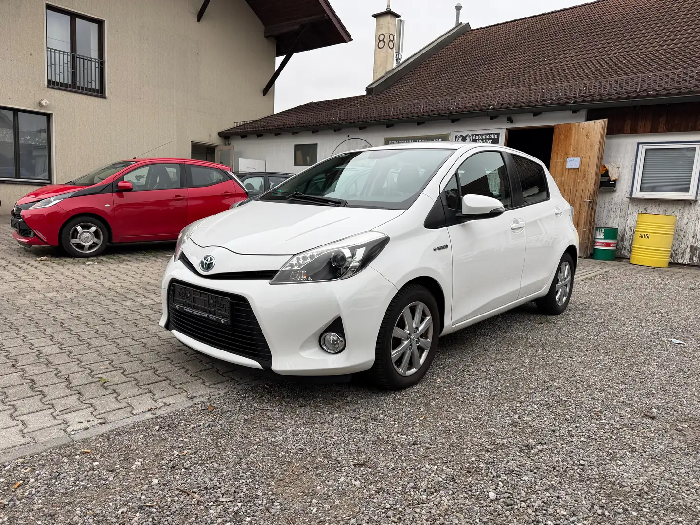 Toyota Yaris Hybrid Life-RüKa-Tempo-KeylessGo/Entrance Weiß - 2