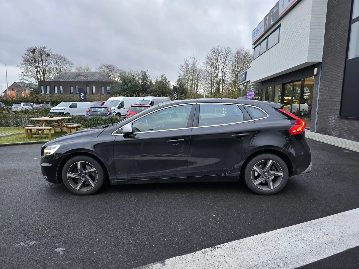 Volvo V40 V40 / 2.0 / R DESIGN / BENZINE Negro - 2