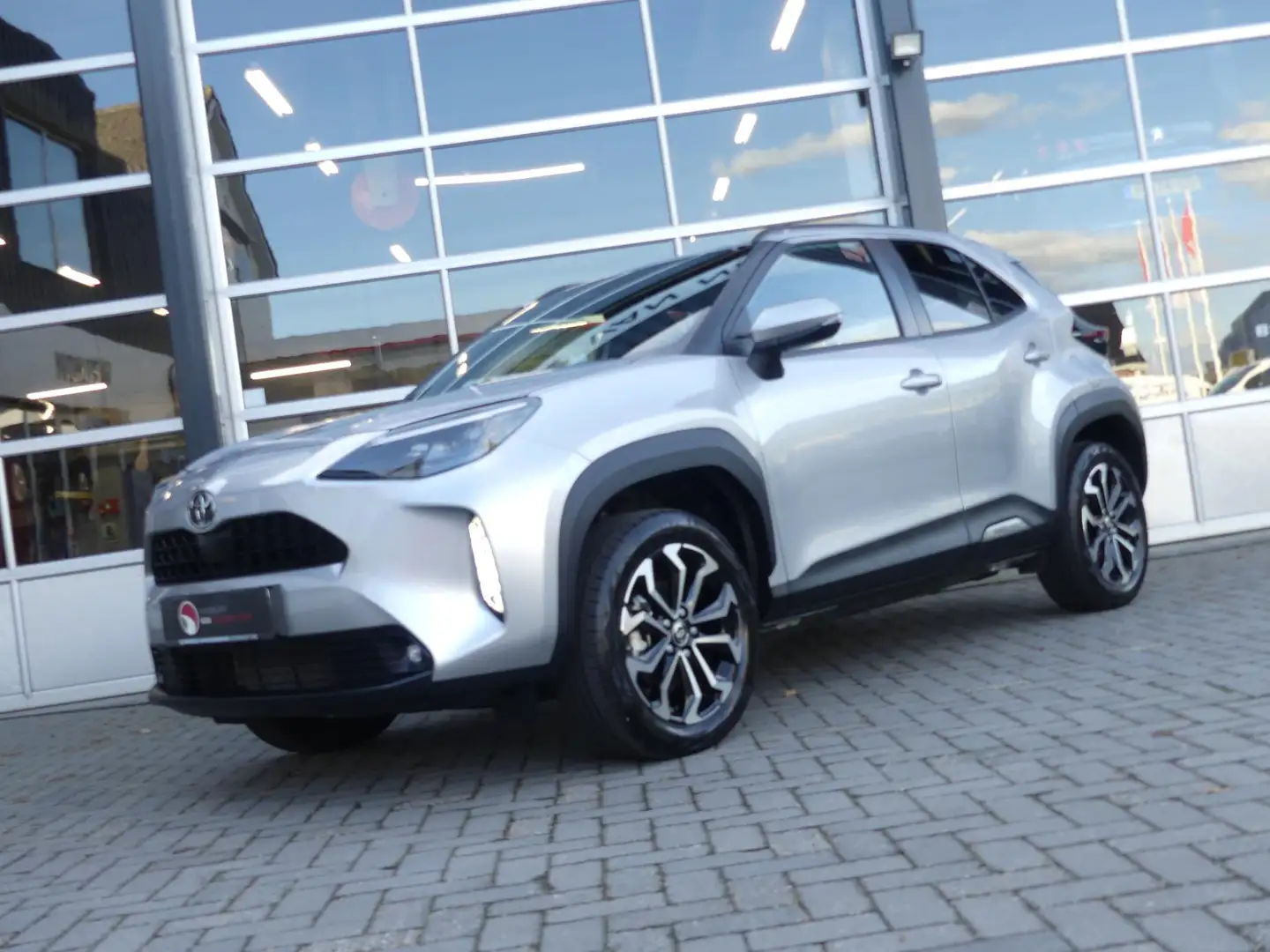 Toyota Yaris Cross 1.5 Hybrid 115 First Edition *t/m 10de bouwjaar ga Grijs - 2
