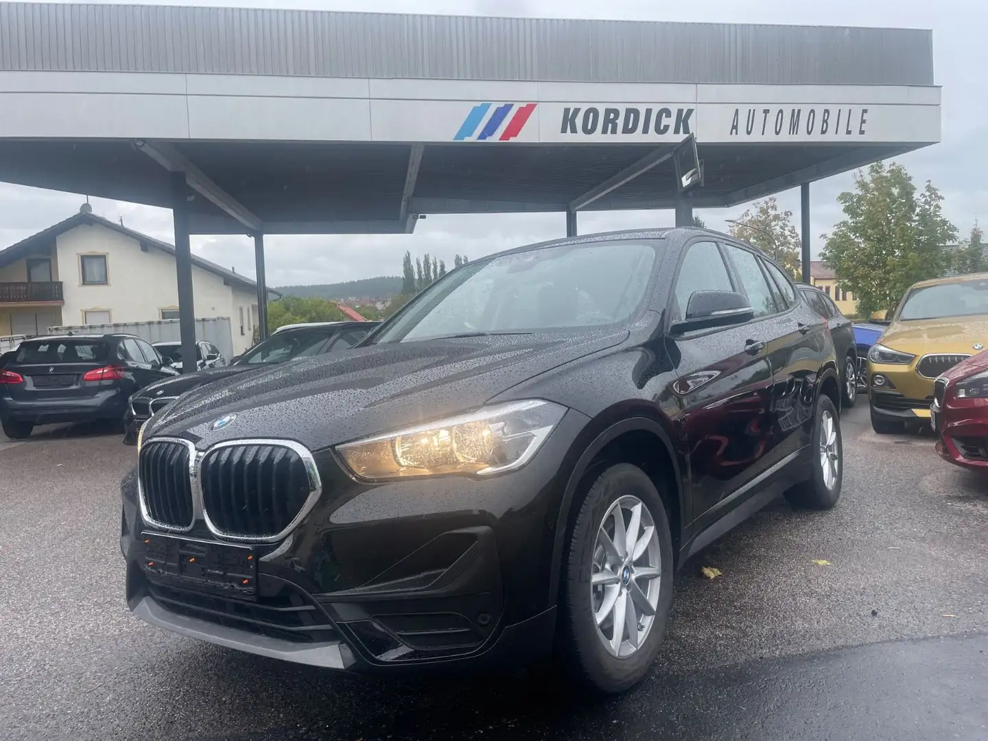 BMW X1 xDrive 25dA "ADVANTAGE"/NAVI/AHK/SHZ Schwarz - 1