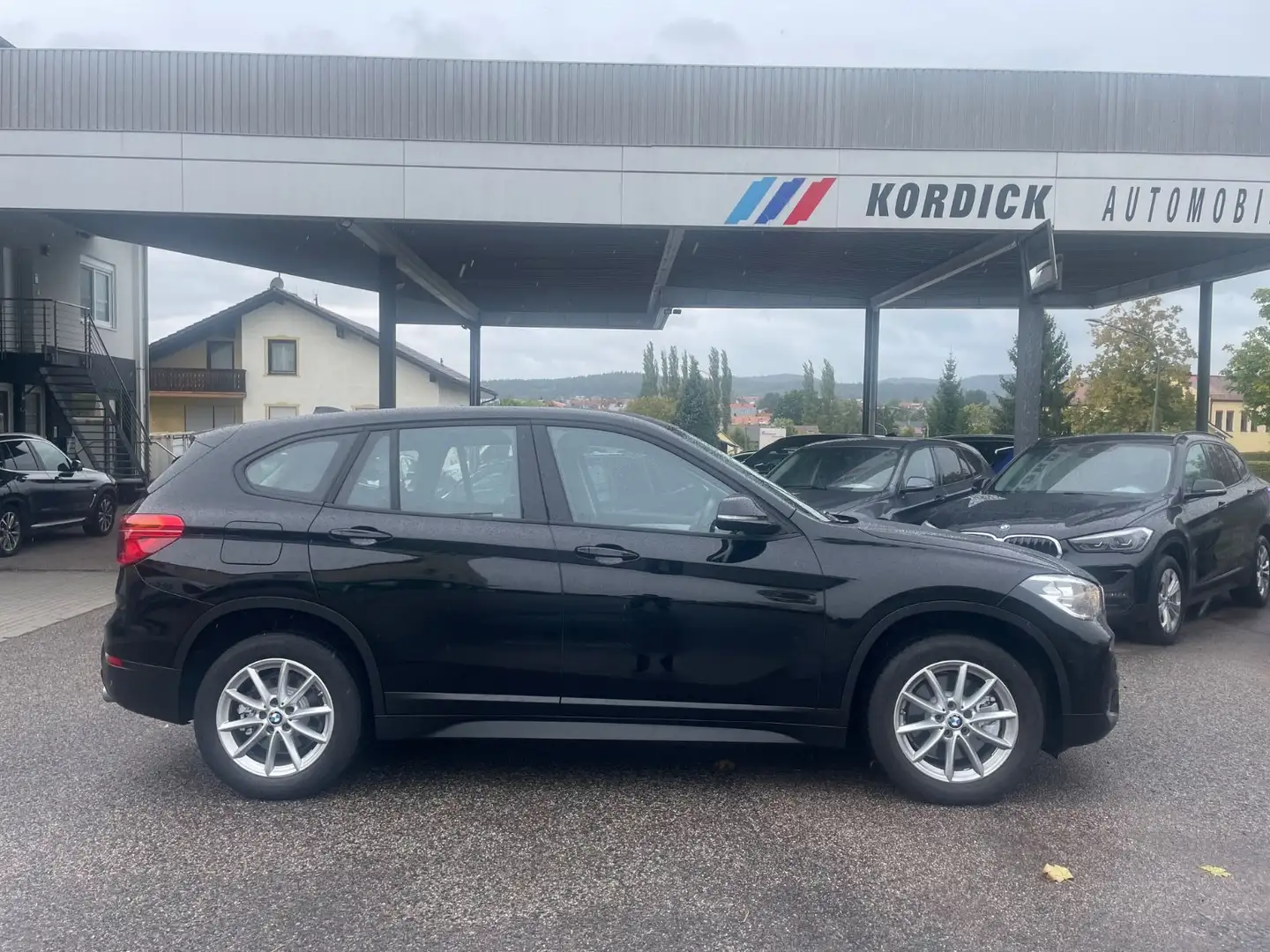 BMW X1 xDrive 25dA "ADVANTAGE"/NAVI/AHK/SHZ Schwarz - 2