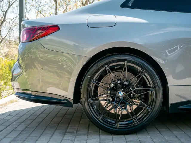 BMW M4 view 9