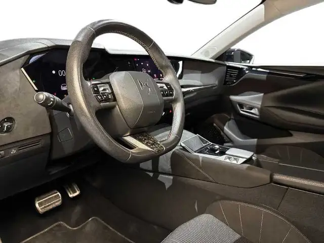 DS Automobiles DS 4 view 11
