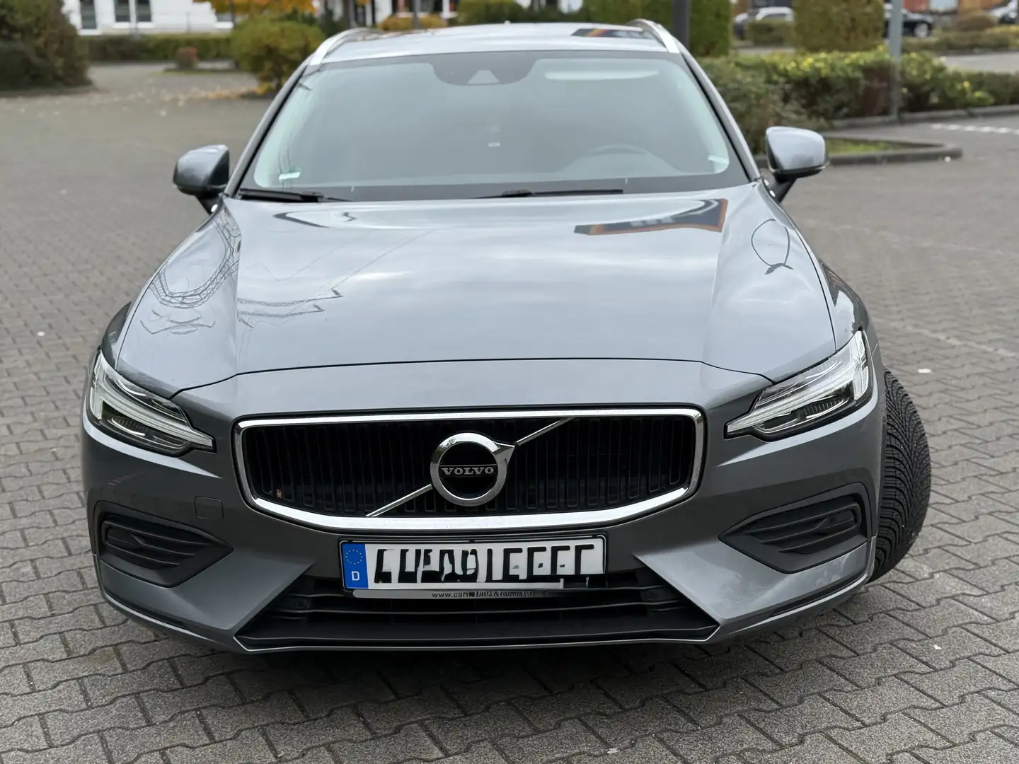 Volvo V60 Momentum Business Top Zustand Grau - 2