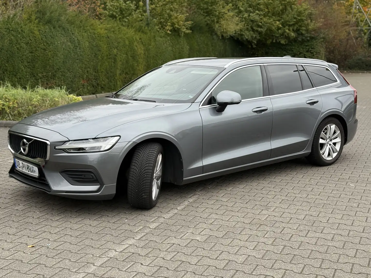 Volvo V60 Momentum Business Top Zustand Grau - 1
