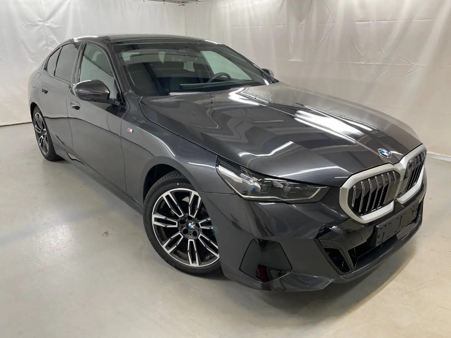 BMW 520 d Limousine ///M-Sport 360° AHK PanoSD ACC Grijs - 2
