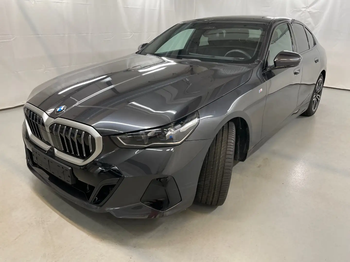 BMW 520 d Limousine ///M-Sport 360° AHK PanoSD ACC Grijs - 1