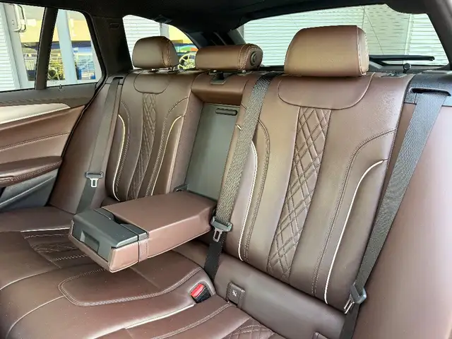 BMW 5 Series view 11