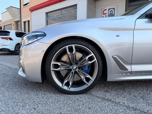 BMW 5 Series view 4