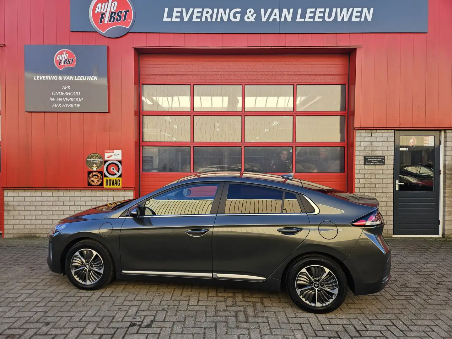 Hyundai IONIQ 1.6 GDi PHEV Comfort Navigatie/ Camera/ Parkeersen Grijs - 2