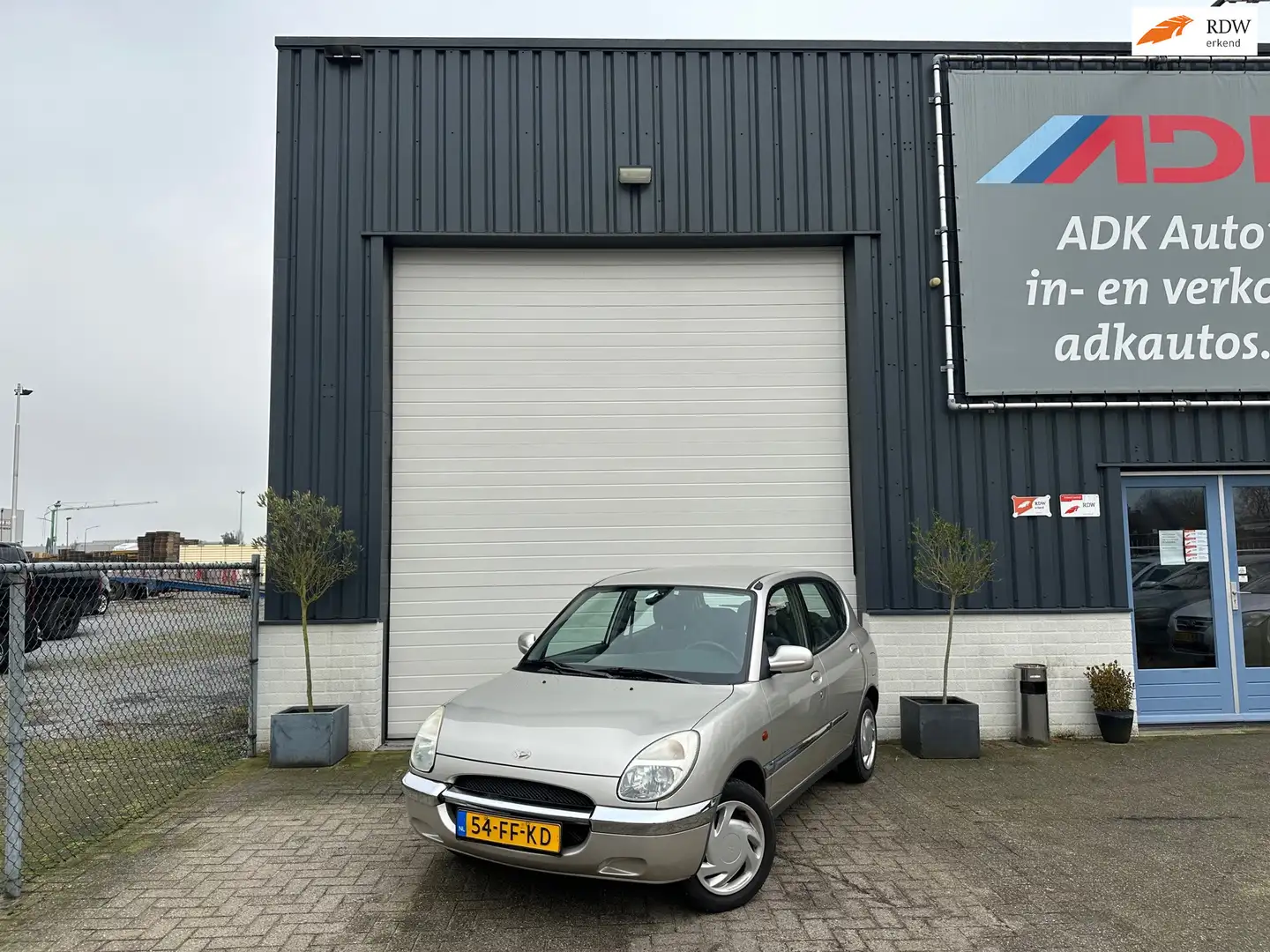 Daihatsu Sirion 1.0-12V RTi AUTOMAAT/TREKHAAK/ELEK RAMEN/NIEUWE AP Gris - 1
