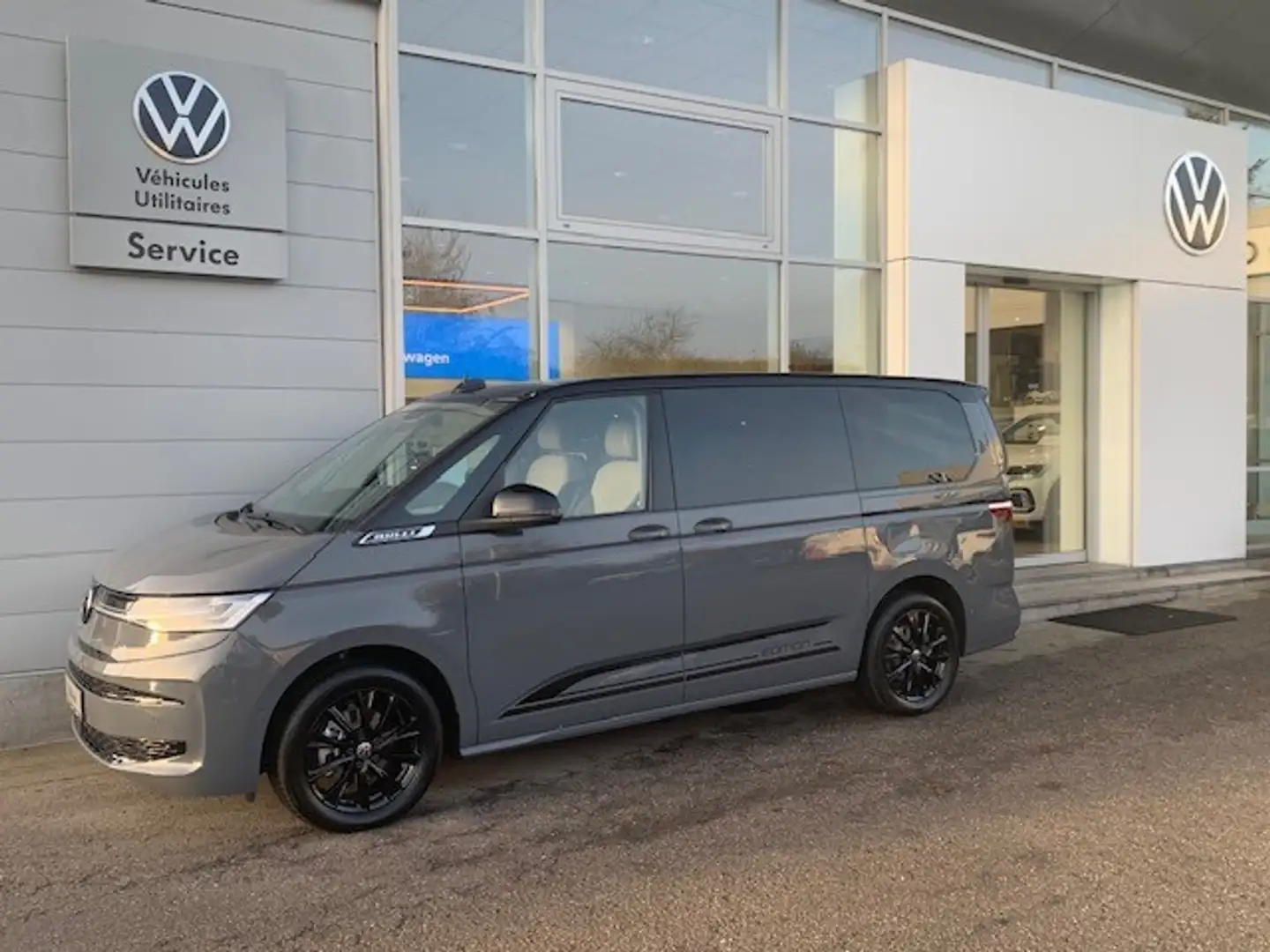 Volkswagen T7 Multivan EDITION LP 2.0TDI 150CV DSG7 Gris - 1