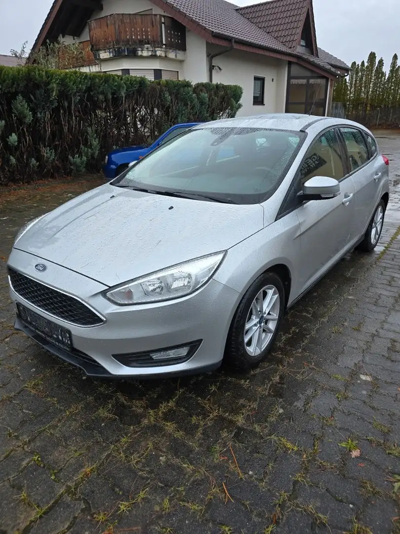 Ford Focus 1,6 92kW Automatik / 5 türig / Euro 6 Silber - 1